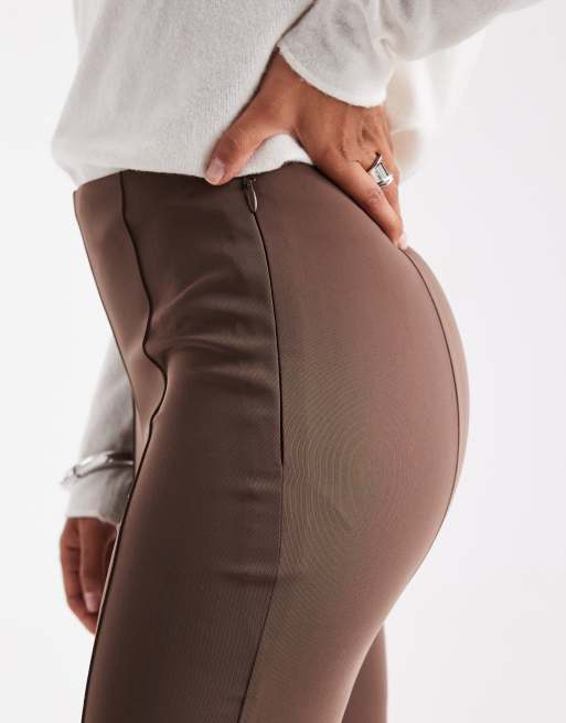 Pantalones de sastre marrones de corte muy acampanado de ASOS DESIGN (parte de un conjunto), 4 de 5