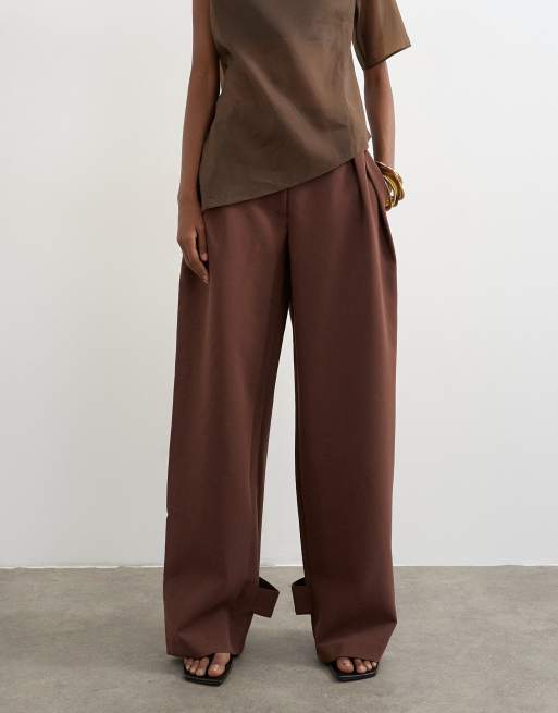 Pantalones de sastre marrones de pernera barrel con detalle de tira ajustable de Topshop, 4 de 5