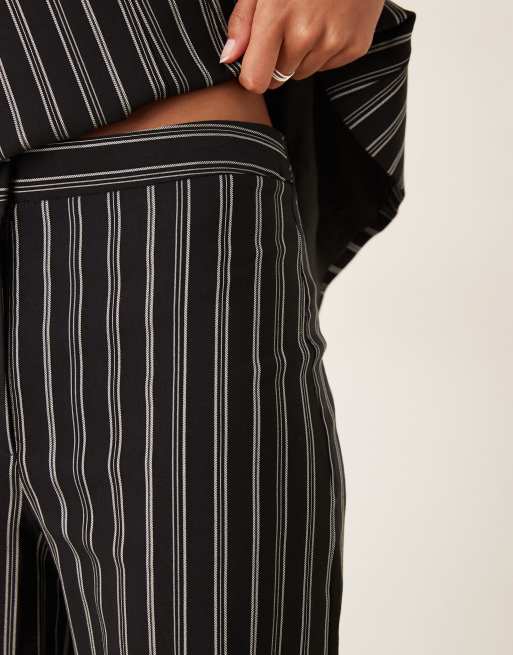 Pantalones de sastre negros a rayas blancas de corte acampanado de ASOS DESIGN (parte de un conjunto), 4 de 4