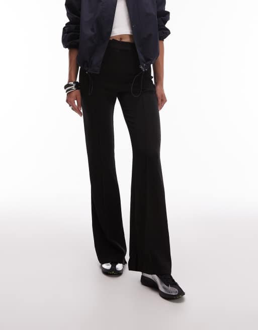 Pantalones de sastre negros ajustados de corte pitillo acampanado de ASOS DESIGN, 2 de 5