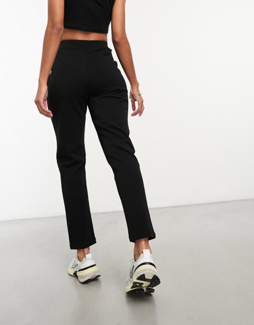Pantalones de sastre negros de corte tapered de punto liso de ASOS DESIGN, 2 de 4