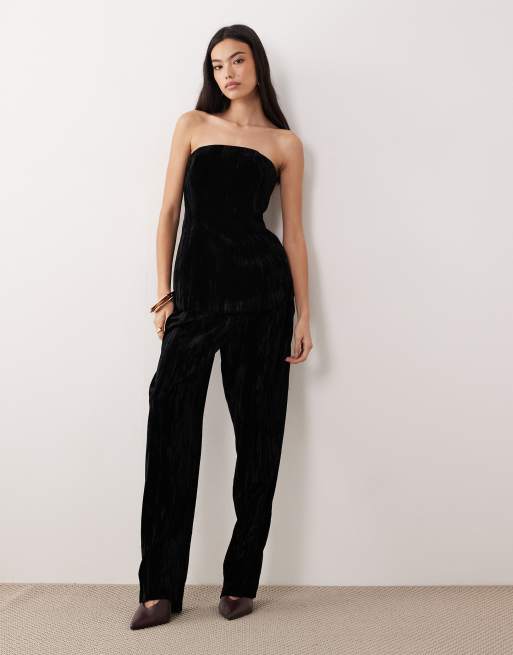 Conjunto de sastre negro de pantalones de corte tapered y top con escote palabra de honor y sobrefalda de terciopelo de ASOS DESIGN, 3 de 3