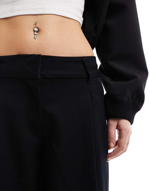 Pantalones de sastre negros de pernera ancha y talle bajo de Monki, 2 de 5