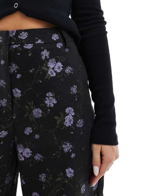 Pantalones de sastre negros de pernera arqueada con diseño floral de jacquard de ASOS DESIGN, 4 de 5
