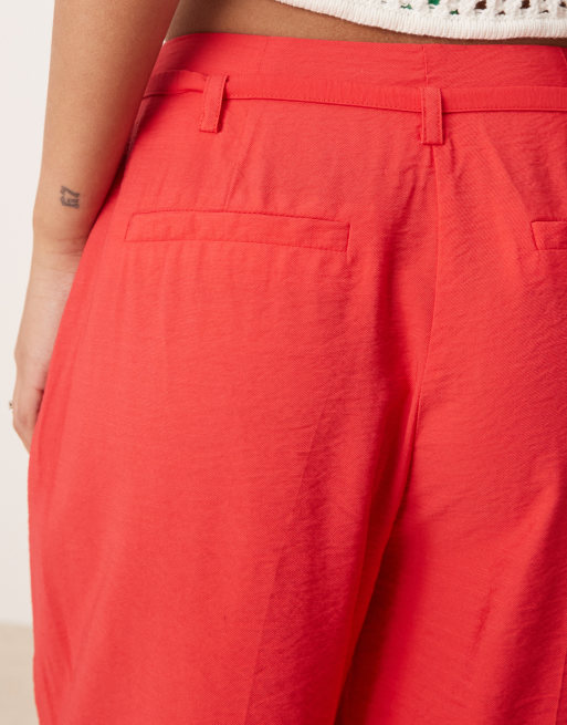 Pantalones de sastre rojos de pernera ancha con cinturón anudado de ASOS DESIGN Petite (parte de un conjunto), 3 de 5
