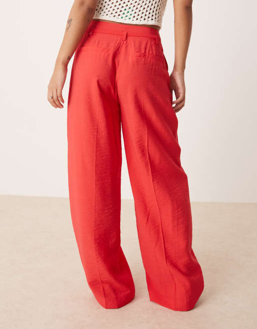 Pantalones de sastre rojos de pernera ancha con cinturón anudado de ASOS DESIGN Petite (parte de un conjunto), 4 de 5