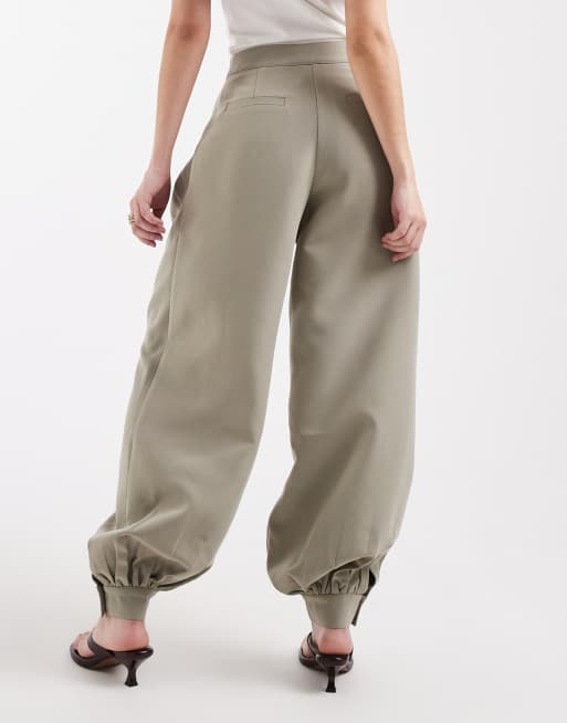 Pantalones de sastre verde salvia de pernera globo con pinzas delanteras de 4th & Reckless, 4 de 5