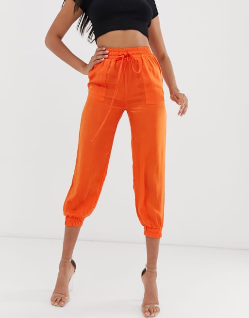 Pantalones de satén con bajos ajustados cinturilla con cordón ajustable en naranja de Koco & K | ASOS