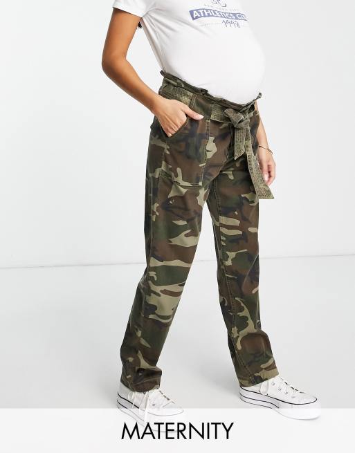 Pantalones de talle alto con estampado de camuflaje y cinturón de Topshop Maternity