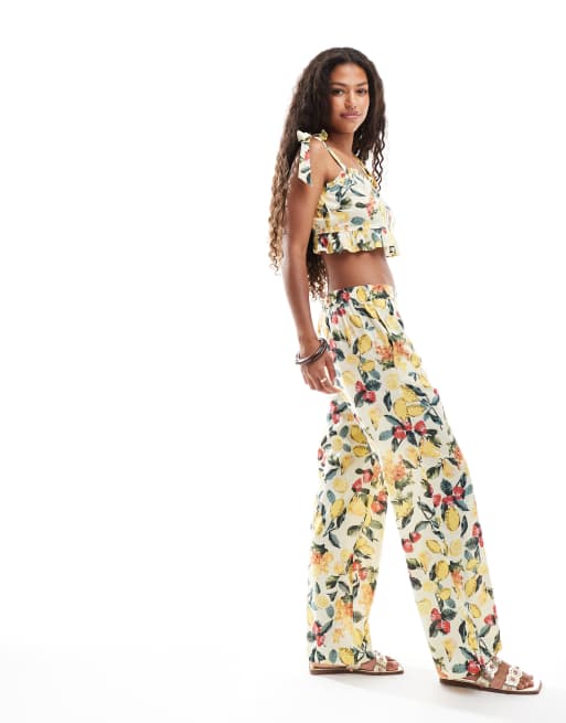 Pantalones de talle alto y pernera ancha con estampado veraniego de frutas de Vero Moda (parte de un conjunto) 