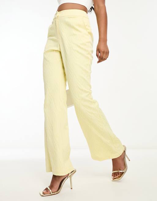 Pantalones de traje amarillos de corte acampanado con diseño de jacquard de Twisted Tailor
