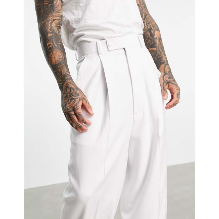 Pantalones de traje blancos de tiro alto y pernera abullonada de sarga de ASOS DESIGN