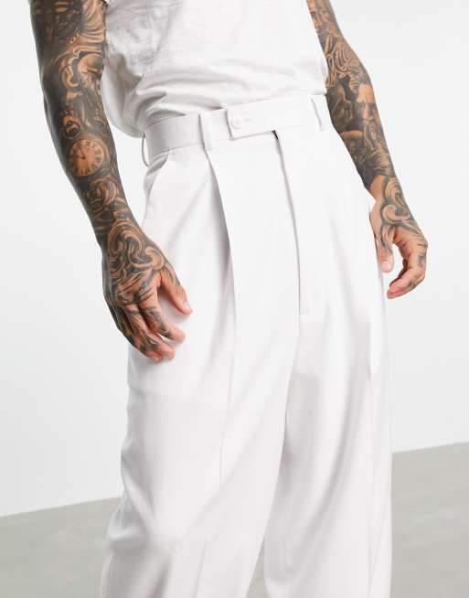 Pantalones de traje blancos de tiro alto y pernera abullonada de sarga de ASOS DESIGN