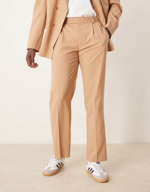 Pantalones de traje color camel de pernera recta de ASOS DESIGN