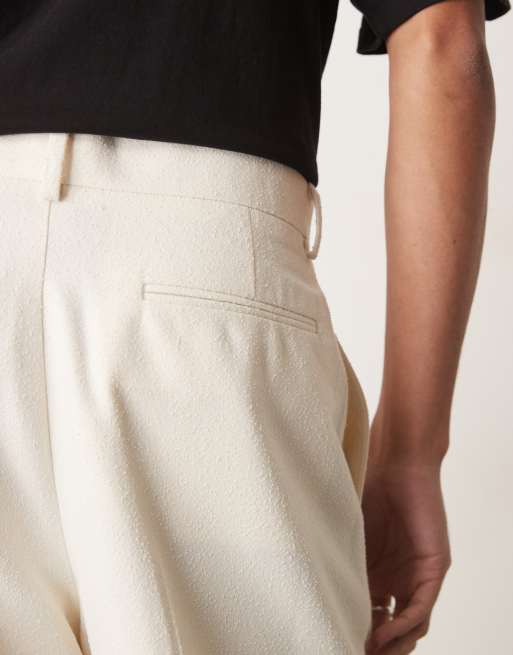 Pantalones de traje color crema de pernera ancha de tejido texturizado de ASOS DESIGN, 4 de 5