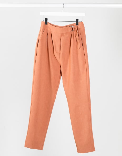Pantalones de traje con hebilla lateral en color coral suave de 4th