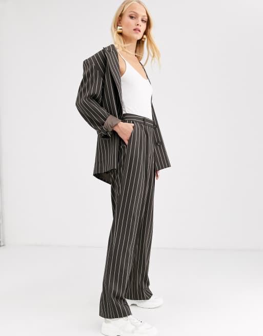 Traje extragrande con diseño a rayas diplomáticas de ASOS DESIGN, 3 de 3