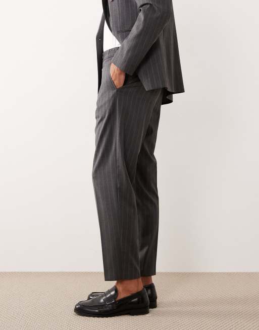 Pantalones de traje gris carbón de corte tapered holgado con raya diplomática de ASOS DESIGN, 3 de 5