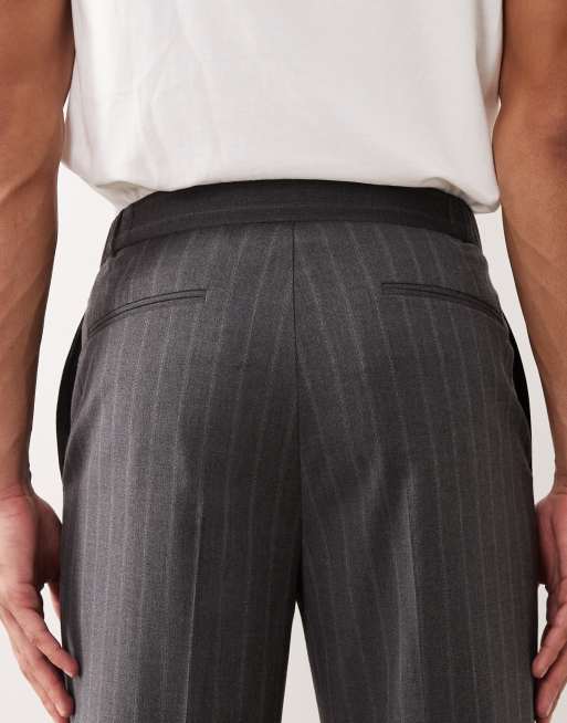 Pantalones de traje gris carbón de corte tapered holgado con raya diplomática de ASOS DESIGN, 4 de 5