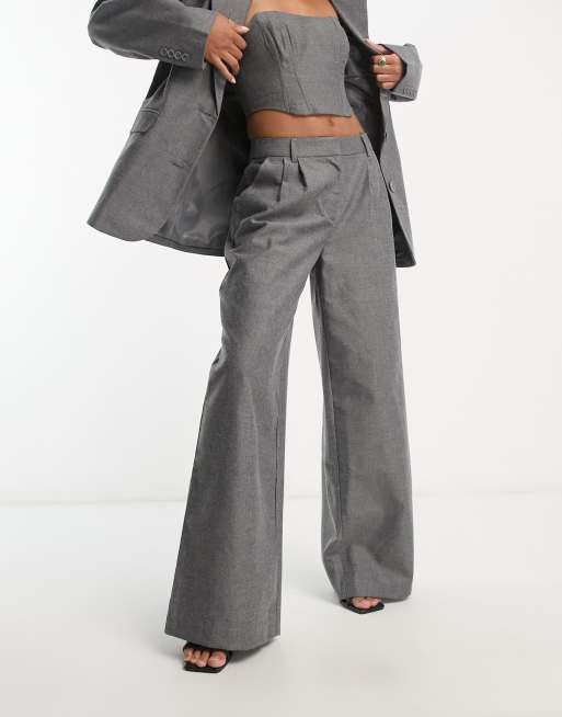 Pantalones de traje grises con detalle plisado de NA-KD x Stephsa (parte de un conjunto de 3 piezas), 3 de 4