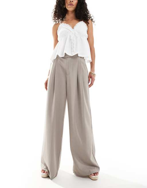Pantalones de traje marrón topo grisáceo con pinzas Izzy de Cotton On, 2 de 5