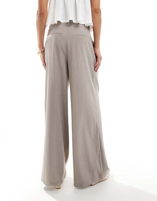 Pantalones de traje marrón topo grisáceo con pinzas Izzy de Cotton On, 4 de 5