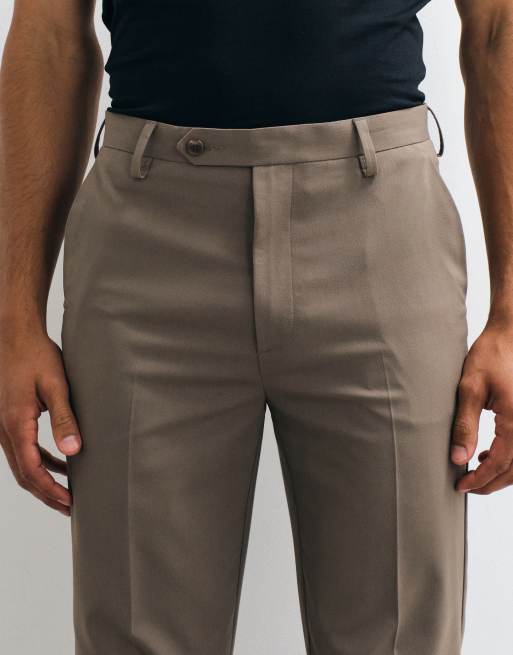 Pantalones de traje marrones de corte tapered de ASOS DESIGN, 4 de 5