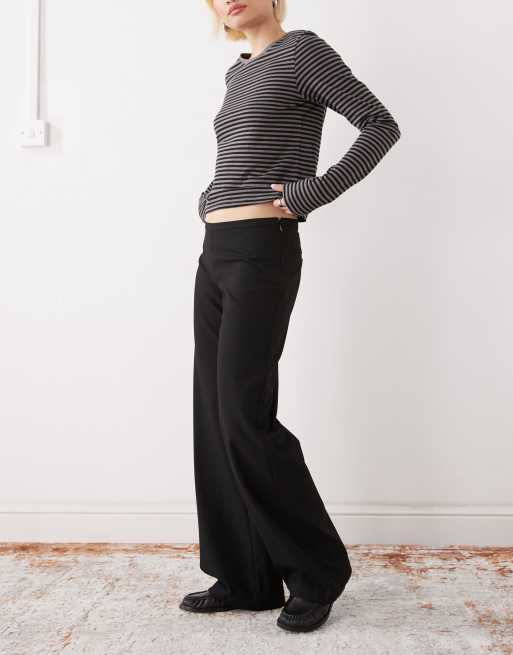 Pantalones de traje negros de corte acampanado con cremallera lateral de Weekday, 2 de 5
