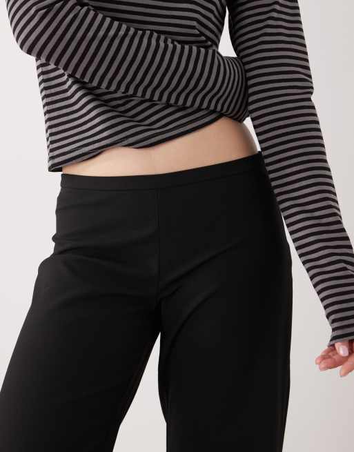 Pantalones de traje negros de corte acampanado con cremallera lateral de Weekday, 4 de 5