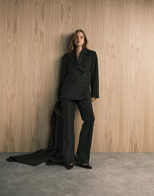 Pantalones de traje verde oliva de corte acampanado sartorial con bajo abierto y detalle de costuras de ASOS DESIGN