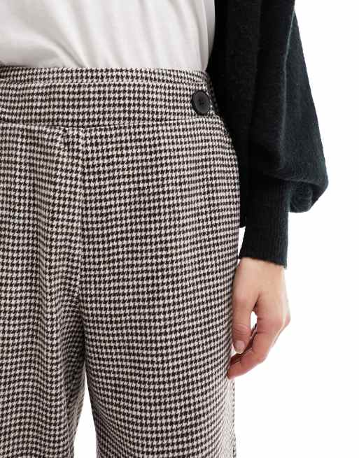 Pantalones de vestir a cuadros de pernera ancha con acabado cepillado de Vero Moda Petite, 3 de 5