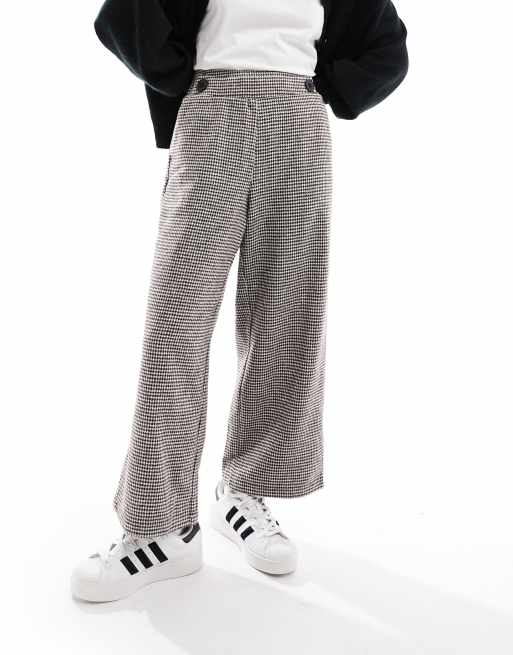 Pantalones de vestir a cuadros de pernera ancha con acabado cepillado de Vero Moda Petite, 4 de 5