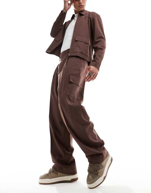 Pantalones de vestir cargo marrones de pernera ancha con raya diplomática de ASOS DESIGN (parte de un conjunto)