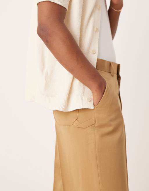 Pantalones de vestir color camel de pernera ancha con bolsillo de estilo carpintero de ASOS DESIGN, 2 de 5