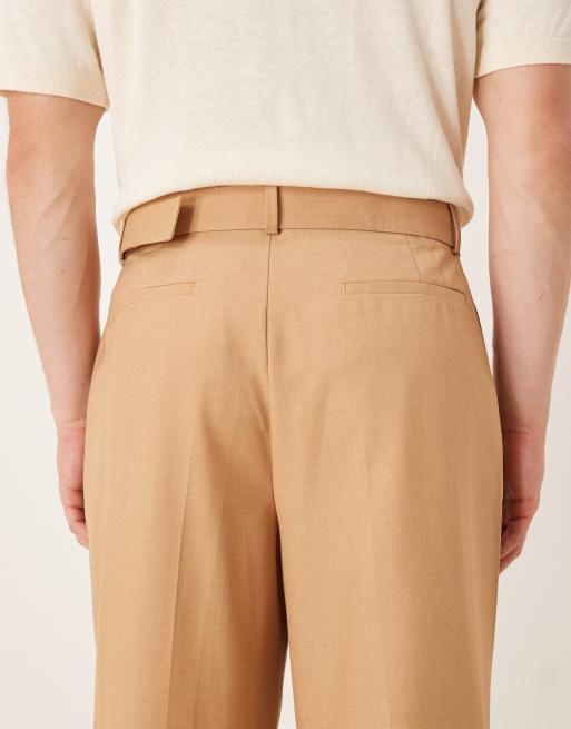 Pantalones de vestir color camel de pernera ancha con pinzas y cinturón de ASOS DESIGN, 5 de 5