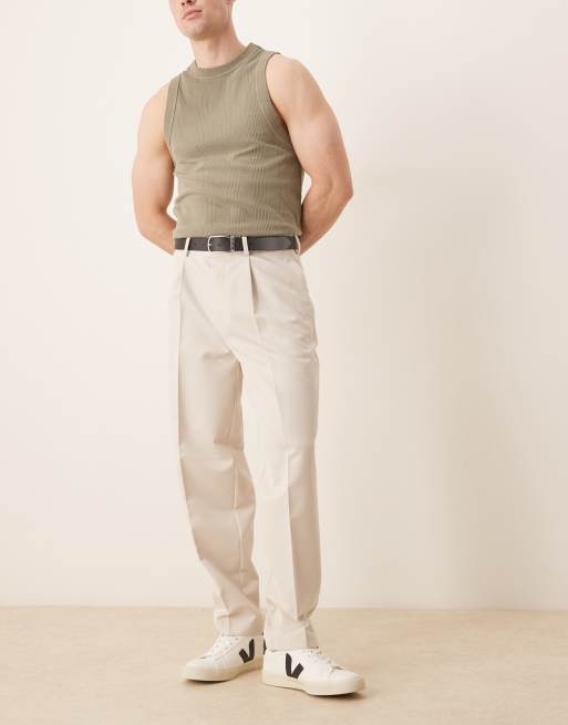 Pantalones de vestir color crudo de corte tapered extragrande con pinzas delanteras de ASOS DESIGN