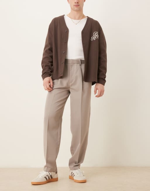 Pantalones de vestir color piedra oscuro de corte tapered extragrande con pinzas de ASOS DESIGN