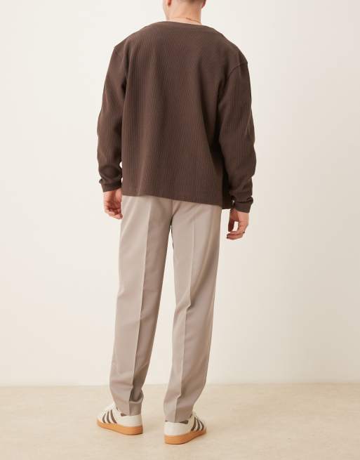 Pantalones de vestir color piedra oscuro de corte tapered extragrande con pinzas de ASOS DESIGN