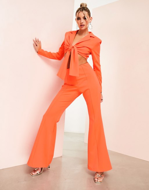 traje de chaqueta y pantalon en tejido saten naranja para fiesta