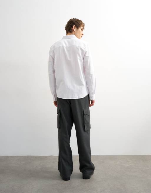 Pantalones de vestir gris carbón de pernera ancha con cinturón y bolsillos laterales de Topman, 3 de 5