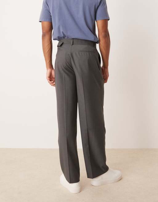 Pantalones de vestir gris carbón de pernera ancha con cinturón y pinzas delanteras de ASOS DESIGN, 4 de 5
