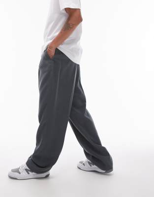 Pantalones de vestir gris carbón plisados de pernera ancha con caída de Topman