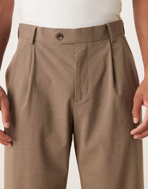 Pantalones de vestir marrón claro de pernera ancha con pinzas delanteras de ASOS DESIGN, 4 de 5