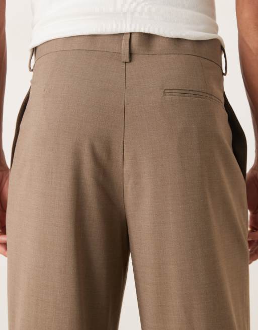 Pantalones de vestir marrón claro de pernera ancha con pinzas delanteras de ASOS DESIGN, 5 de 5