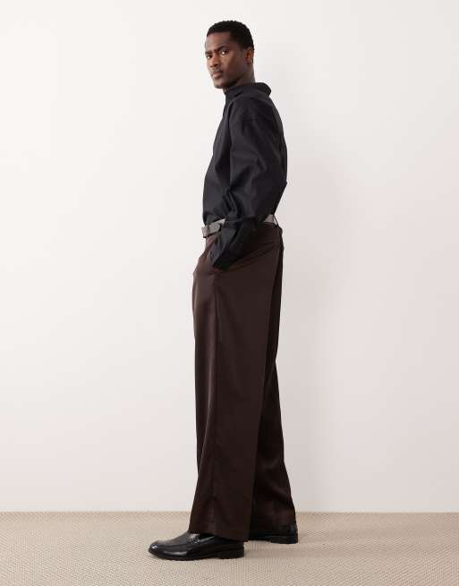 Pantalones de vestir marrón oscuro de pernera ancha de satén de ASOS DESIGN, 3 de 5