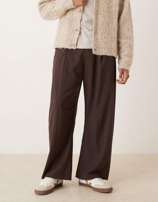 Pantalones de vestir marrón oscuro de pernera barrel de franela de ASOS DESIGN, 2 de 5