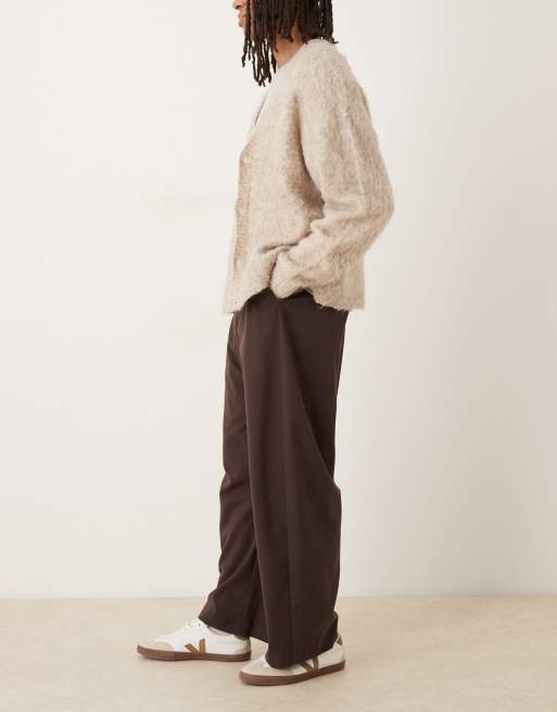 Pantalones de vestir marrón oscuro de pernera barrel de franela de ASOS DESIGN, 3 de 5