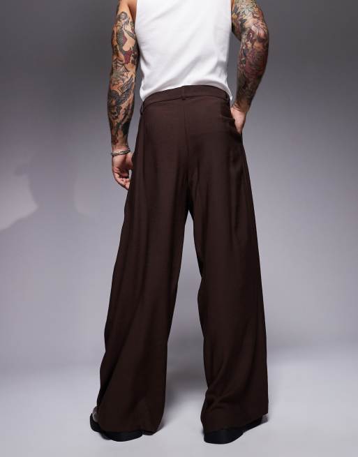 Pantalones de vestir marrones de corte suelto con pinzas delanteras de ASOS DESIGN, 2 de 5