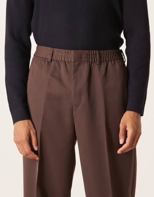 Pantalones de vestir marrones de corte tapered extragrande con cinturilla elástica de ASOS DESIGN, 4 de 5
