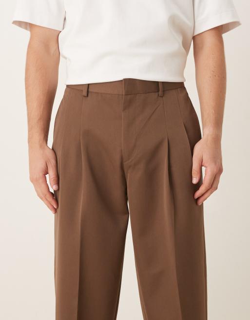 Pantalones de vestir marrones de corte tapered extragrande con pinzas dobles de ASOS DESIGN, 4 de 5
